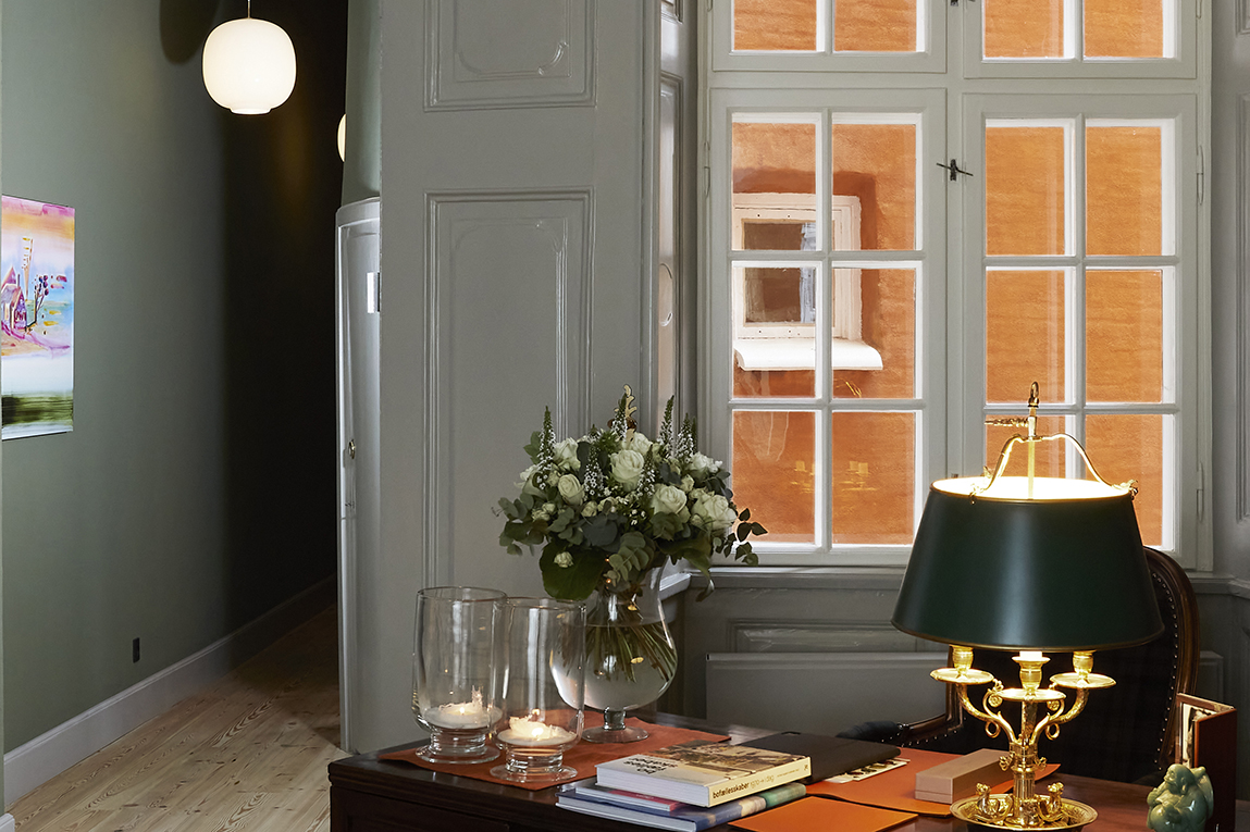 Malere arbejder med lyset og er bevidste om at tage højde for, hvis der er mange vinduer i rummet.