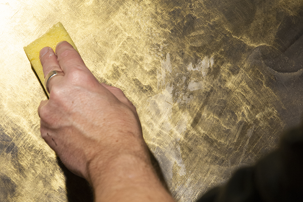 Du kan både skabe harmoni og kontraster – det kan være farvens glansværdi, strukturen i malingen eller metalliske effekter.