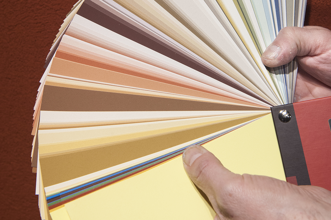 Den professionelle malermester har lært om farver, malerfarver og farvesætning og er ekspert i et farvekort.