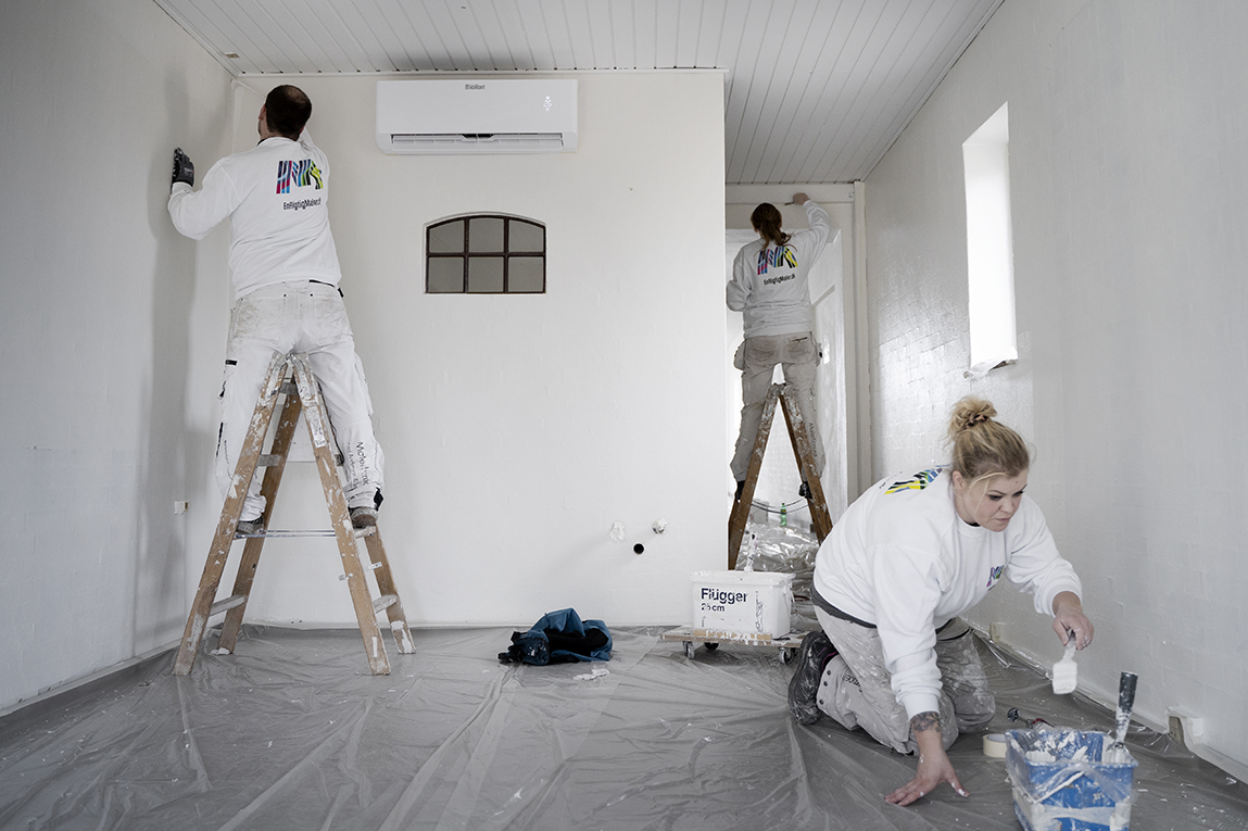 De rigtige malere arbejder alle steder – både i den lille lejlighed, de store stilladser, facaderne, huset og slottet.