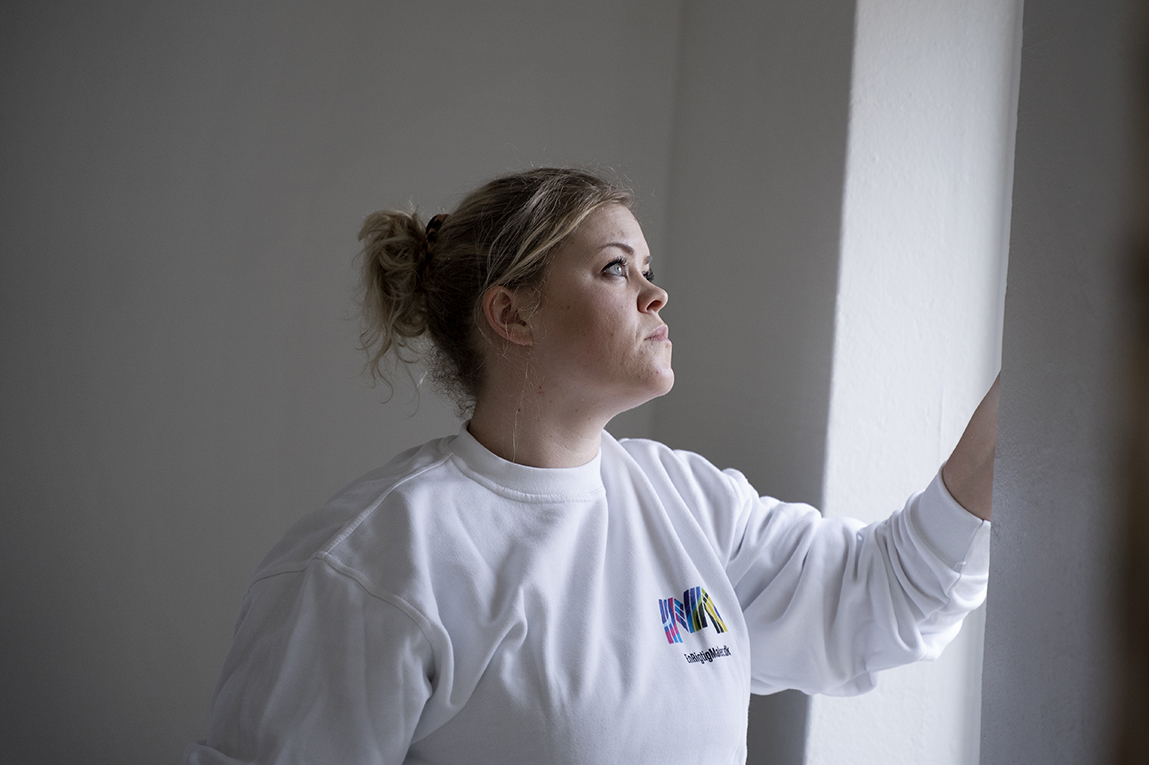 En Rigtig Maler i fuld koncentration under malerarbejdet.