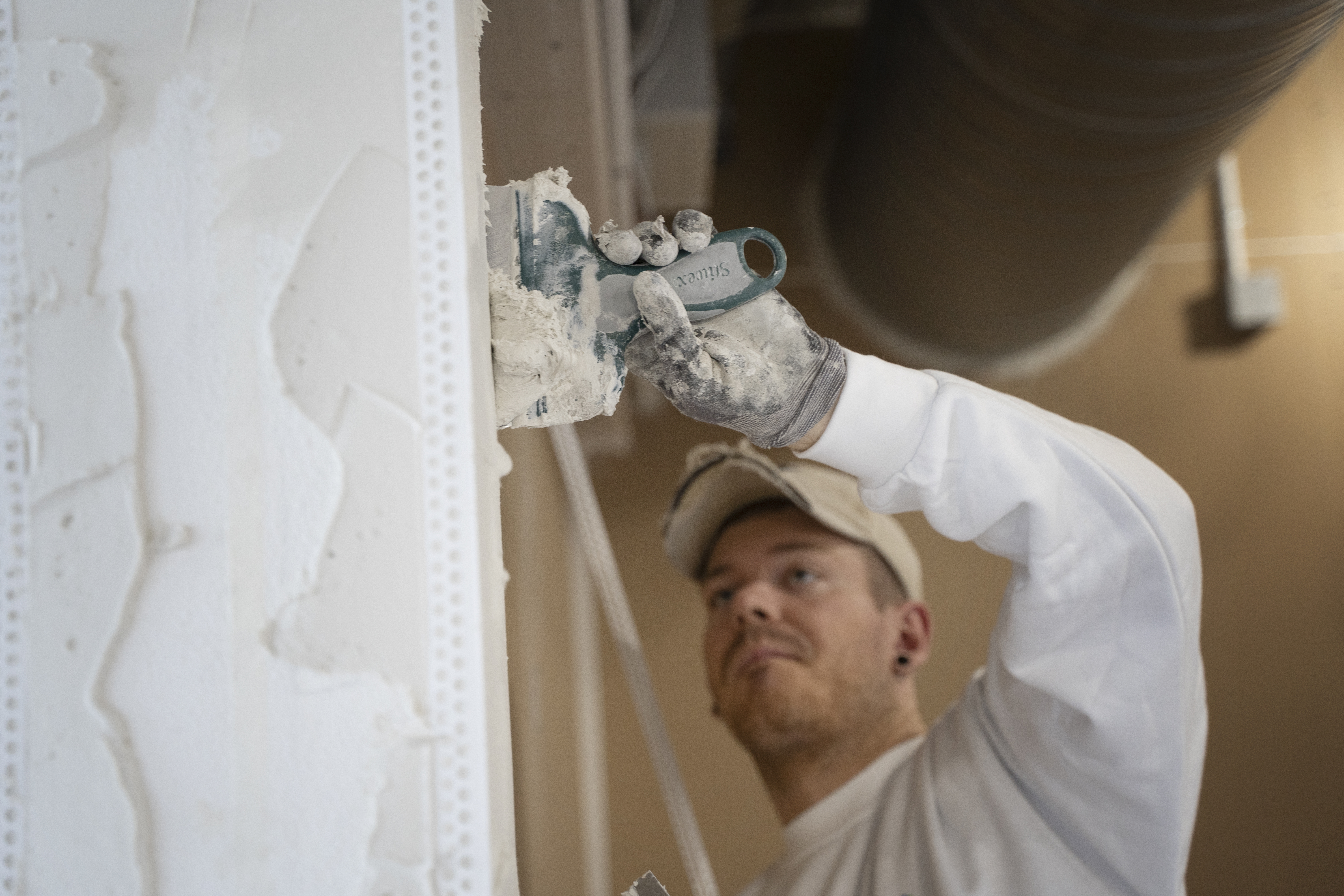 Spartling af væg handler om at få udjævnet den - og det er ikke det letteste malerjob at udføre. Spartling af væg kræver et jævnt underlag.