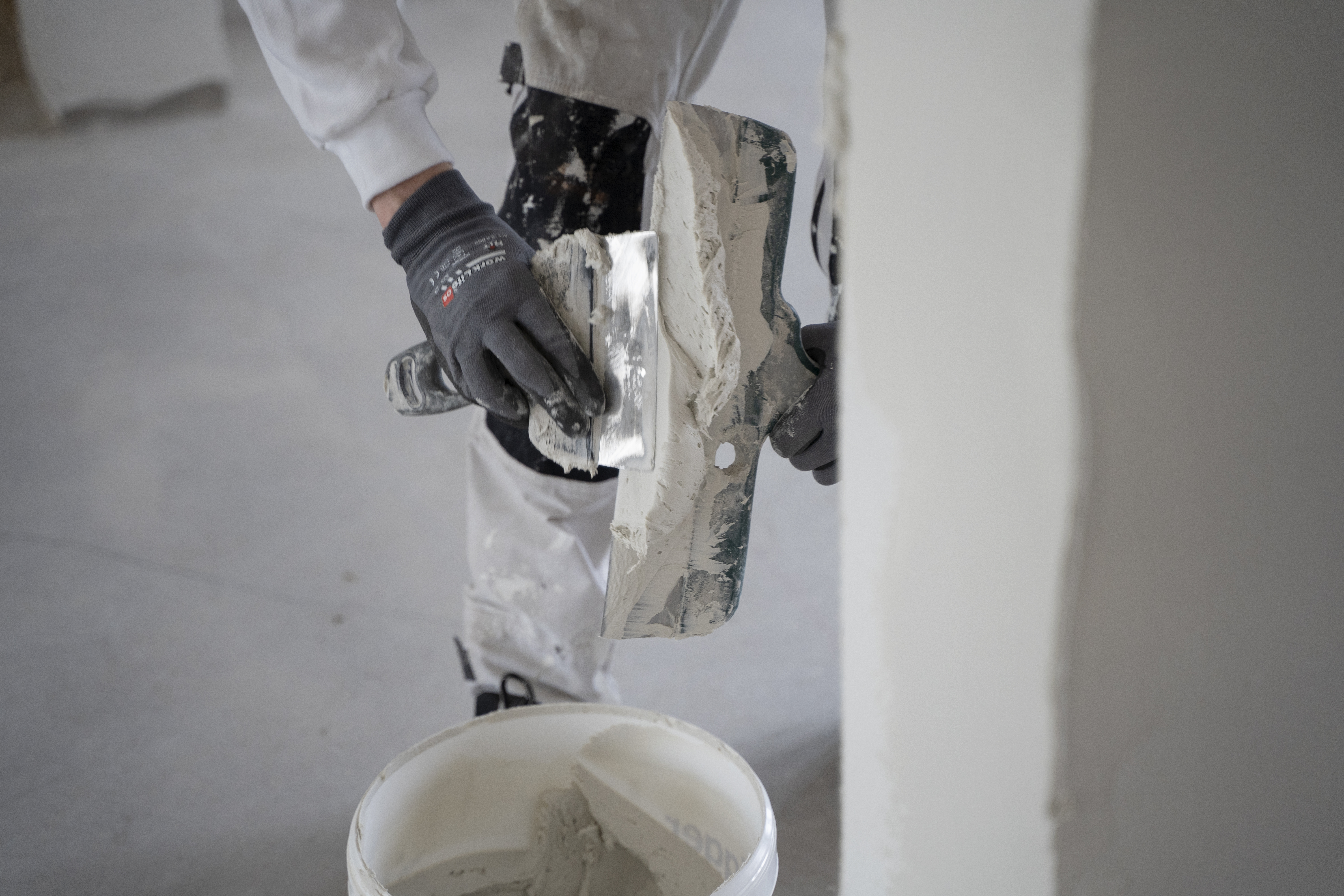 Fuldspartling af væg er en af de sværeste discipliner i malerfaget, fordi hele væggen skal trækkes over i et jævnt lag. Fuldspartling giver et mere ensartet udtryk end pletspartling.