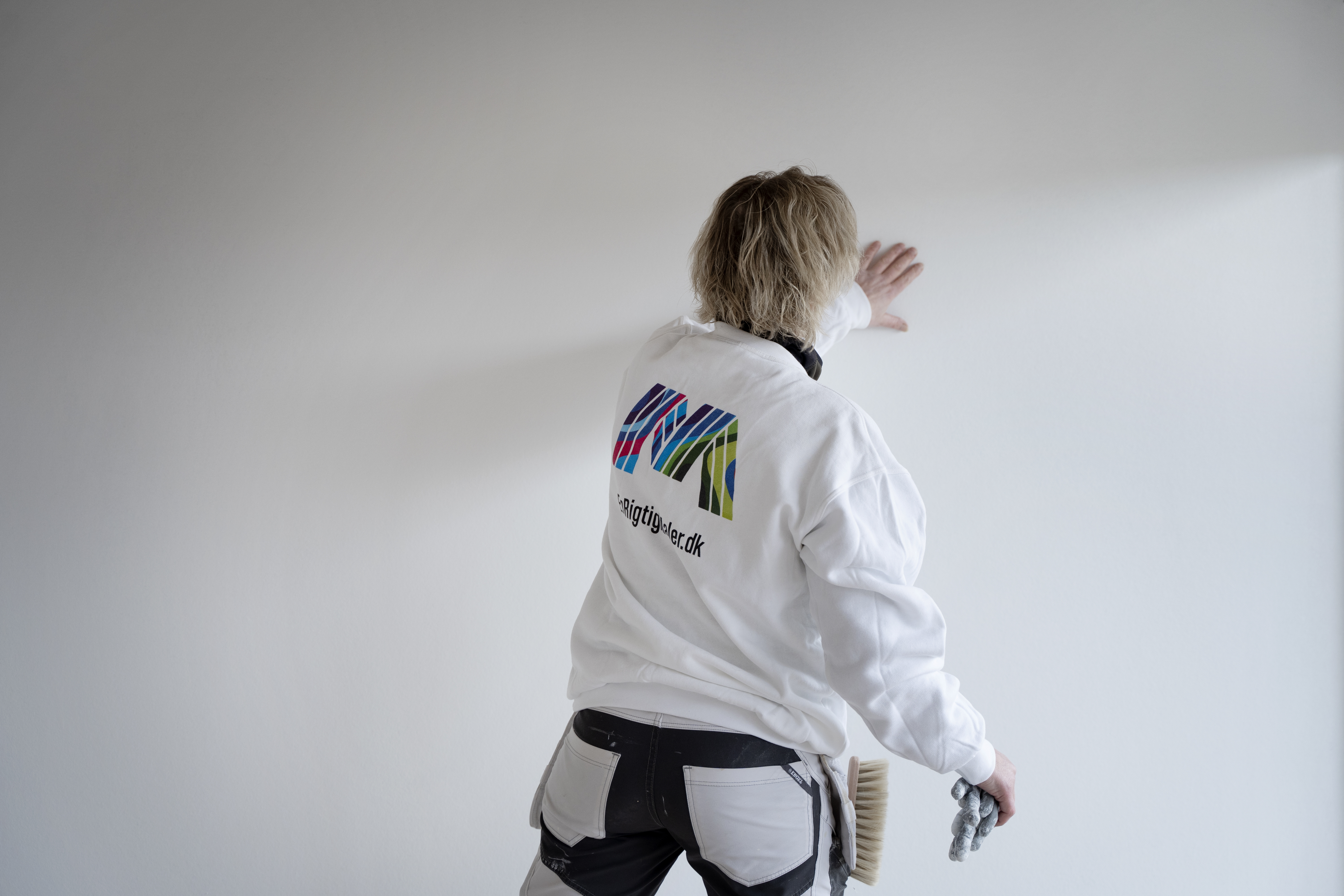 Når der skal filt på væg kræver det helt jævne vægge, som er forbehandlet med spartling og slibning. Skaf En Rigtig Maler til at sætte filt på dine vægge.